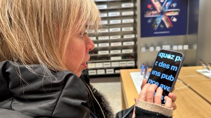 Une cliente teste les fonctionnalités d'accessibilité pendant une session organisée dans un Apple Store. (Apple)