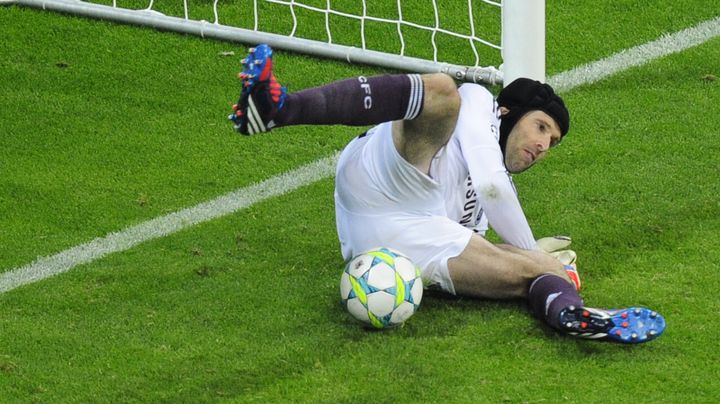 L'arr&ecirc;t du gardien de Chelsea, Petr Cech, sur le penalty de Robben, en finale de la Ligue des Champions, le 19 mai 2012. (JOHN MACDOUGALL / AFP)