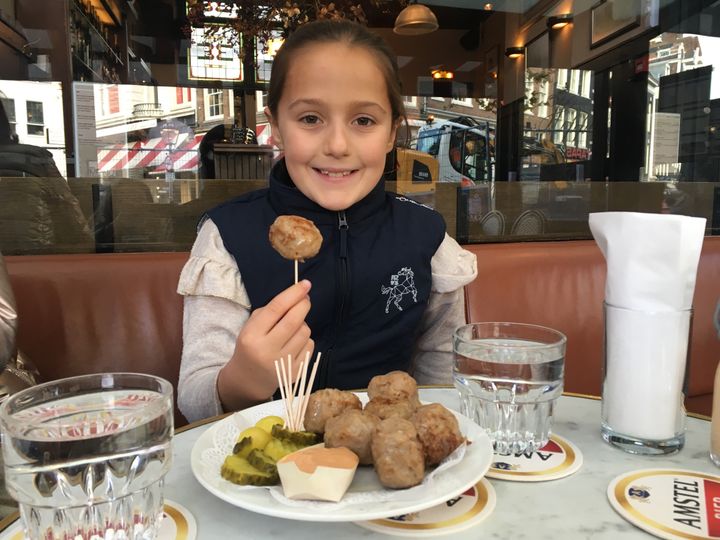 Pause déjeuner au café Hoppe, l'un des plus vieux cafés d'Amsterdam. (INGRID POHU / RADIO FRANCE)