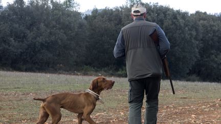 Les accidents de chasse mortels relancent la polémique et questionne la présence des chasseurs à proximité des lieux d'habitation ou des routes. La chanson n'épargne par les amateurs de chasse. (Illustration) (JOSE A. BERNAT BACETE / MOMENT OPEN / GETTY IMAGES)