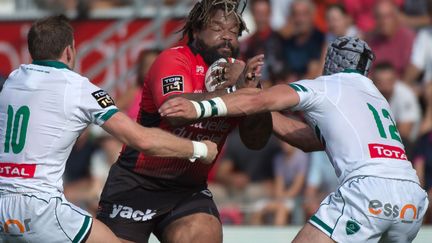 Le joueur de Toulon Mathieu Bastareaud face à Slade et Nicot (BERTRAND LANGLOIS / AFP)