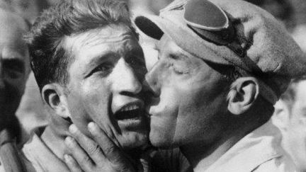 Gino Bartali (à gauche) félicité par son directeur sportif Costante Girardengo après sa victoire à l'arrivée de la 11e étape du Tour de France, disputée entre Montpellier et Marseille en 1938. Bartali remportera son premier Tour de France à Paris (AFP)