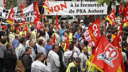 Des centaines de salari&eacute;s de PSA ont manifest&eacute; le 28 juin 2012 devant le si&egrave;ge du constructeur automobile, &agrave; Paris. (BENOIT TESSIER / REUTERS)