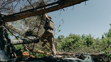 Un soldato ucraino a Slovyansk, nella regione di Donetsk (Ucraina), 30 aprile 2024. (WOJCIECH GRZEDZINSKI/ANADOLU/AFP)