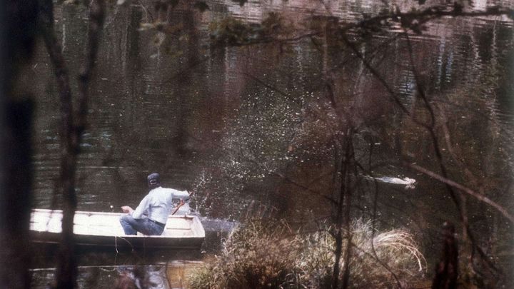 Le pr&eacute;sident am&eacute;ricain Jimmy Carter repousse un lapin &agrave; l'aide de la rame de son bateau, lors d'un s&eacute;jour en G&eacute;orgie (Etats-Unis), le 21 avril 1979. (ANONYMOUS / AP / SIPA)