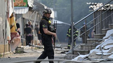 Un policier ukrainien dans une rue bombardée à Sloviansk (Ukraine), le 3 juillet 2022.&nbsp; (GENYA SAVILOV / AFP)