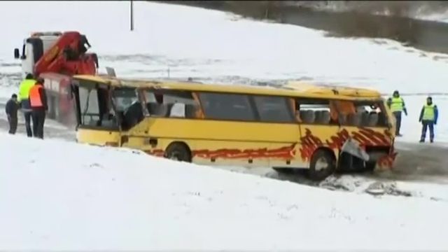 Le car scolaire accidenté est redressé, dans le Doubs