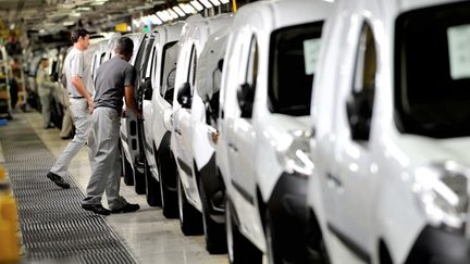 Des employ&eacute;s de Renault travaillent dans l'usine de Maubeuge, le 8 octobre 2012. (PHILIPPE HUGUEN / AFP)