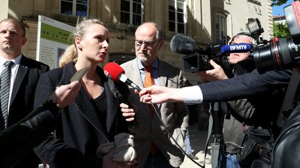 Marion Maréchal répond à des journalistes à Carpentras (Vaucluse), le 7 mai 2017, après avoir voté au second tour de l'élection présidentielle. (MAXPPP)