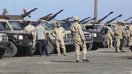 Les forces du gouvernement d'union nationale (GNA) s'installent à Tajura, une banlieue côtière de la capitale libyenne, Tripoli, le 6 avril 2019. (MAHMUD TURKIA / AFP)