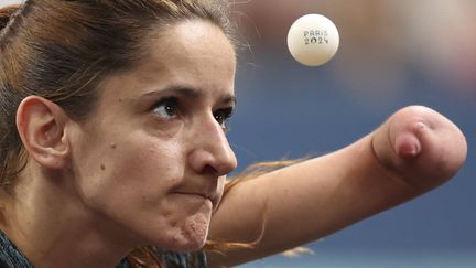 Rester concentrée en toutes circonstances. Comme la parapongiste norvégienne Aida Husic au moment de son service. (AIDAN CONRAD / SIPA)