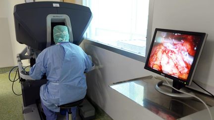 &nbsp; (Intervention chirurgicale en bloc opératoire assistée par un robot à la clinique du Diaconat à Mulhouse le 1er juin 2014 © maxPPP)