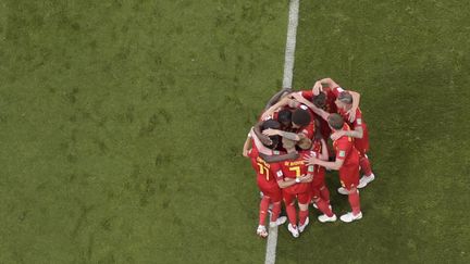 Les joueurs de l'équipe de Belgique se congratulent après leur second but contre le Panama, à Sotchi, le 18 juin 2018. (ODD ANDERSEN / AFP)