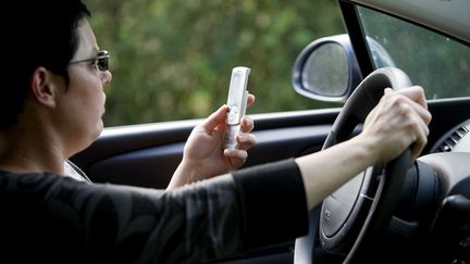 Un automobiliste sur cinq avoue lire ou &eacute;crire des SMS en conduisant.&nbsp; (JS EVRARD / SIPA)