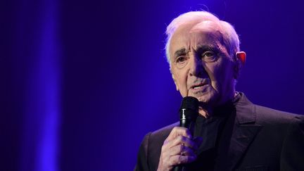 Charles Aznavour sur la scène de Bercy (rebaptisé AccorHotels Arena), à Paris le 13 décembre 2017
 (Éric Feferberg / AFP)