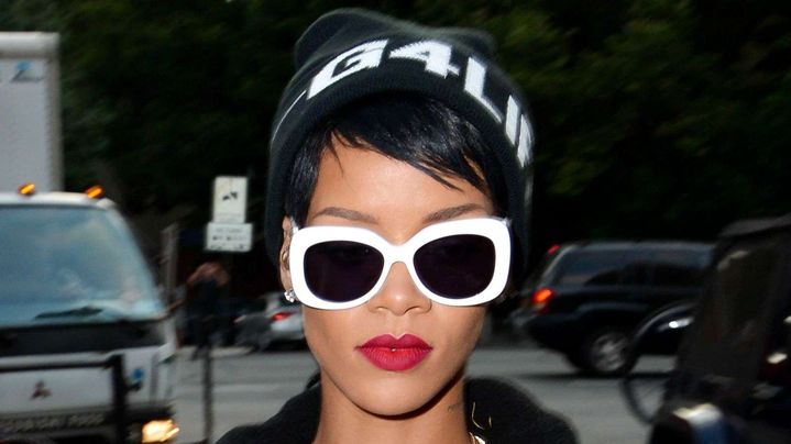 La chanteuse Rihanna&nbsp;porte un "beanie", &agrave; New York (Etats-Unis), le 19 ao&ucirc;t 2013. (D. DASILVA / REX / SIPA)