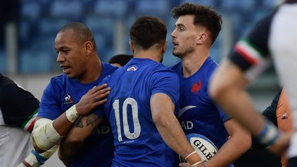 L'ailier Ethan Dumortier félicité par Romain Ntamack et Gaël Fickou après son premier essai international, à Rome, lors du match des Six nations Italie-France, le 5 février 2023. (FILIPPO MONTEFORTE / AFP)