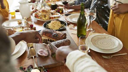 Les agapes de fin d'année mettent notre organisme à rude épreuve. Aller marcher un bon quart d'heure directement après les repas peut vous aider à mieux digérer.&nbsp; (KLAUS VEDFELT / DIGITAL VISION / GETTY IMAGES)