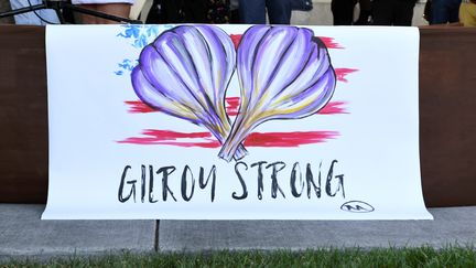 Une peinture en hommage aux victimes de la fusillade Gilroy en Californie, le 29 juillet 2019. (KATE MUNSCH / REUTERS)