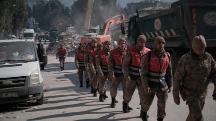 Des militaires participant aux opérations de secours en Turquie après les séismes meurtriers, le 13 février 2023. (HIROTO SEKIGUCHI / YOMIURI / AFP)