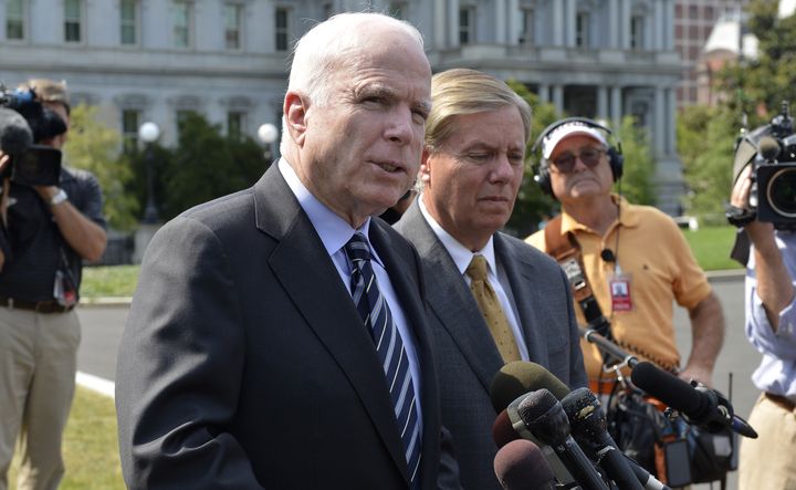 Le s&eacute;nateur r&eacute;publicain&nbsp;John McCain (G) et le s&eacute;nateur r&eacute;publicain&nbsp;Lindsey Graham r&eacute;pondent &agrave; des journalistes apr&egrave;s avoir rencontr&eacute; Barack Obama, &agrave; Washington (Etats-Unis), le 2 septembre 2013. (MIKE THEILER / REUTERS)