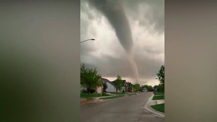 La tornade, provoquée par la rencontre de l'air chaud et de l'air froid, est encore un phénomène rare en Europe. Mais ce phénomène extrême se multipliera-t-il à l’avenir avec le réchauffement climatique ? (FRANCE 2)