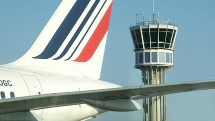 La compagnie Air France a augment&eacute;, depuis le 13 f&eacute;vrier 2012, le prix de ses billets, en raison d'une hausse de la surcharge carburant li&eacute;e au co&ucirc;t du p&eacute;trole.&nbsp; (JAUBERT / SIPA)