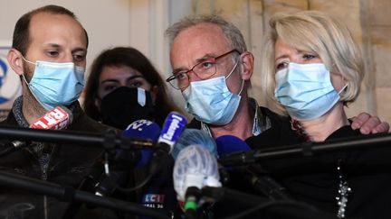 Les parents d'Alexia Daval, Isabelle Fouillot et Jean-Pierre Fouillot, devant le tribunal de Vesoul (Haute-Saône), le 20 novembre 2020.&nbsp; (SEBASTIEN BOZON / AFP)