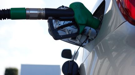 &nbsp;Un automobiliste fait le plein d'essence dans une station-service à Montaigu-Vendée (Vendée),&nbsp;le 2 septembre 2022. (MATHIEU THOMASSET / HANS LUCAS / AFP)