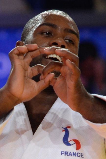 Teddy Riner célèbre son 8e titre de champion du monde de Judo à Astana, au Kazakhstan, le 29 août 2015. (VASILY MAXIMOV / AFP)