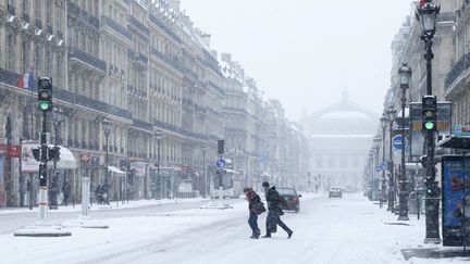 Des personnes traversent une rue enneig&eacute;e &agrave; Paris, le 20 janvier 2013.&nbsp; (PIERRE VERDY / AFP)