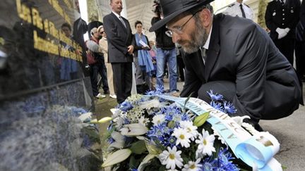 Gilles Bernheim,grand rabbin de France, dépose une gerbe devant la stèle aux déportés, à Vichy, le 25/04/2010 (AFP/Thierry Zoccolan)