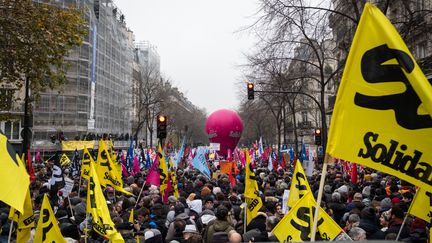 Des manifestants défilent contre la réforme des retraites, le 5 décembre 2019 à Paris. (SEVERINE CARREAU / HANS LUCAS / AFP)