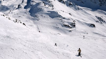 Des skieurs font du hors-piste malgr&eacute; un risque &eacute;lev&eacute; d'avalanches, &agrave; M&eacute;ribel (Savoie), le 7 mars 2013. (PHILIPPE DESMAZES / AFP)