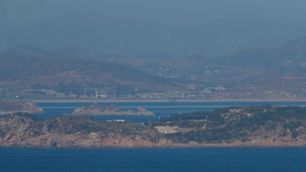 La côte nord-coréenne vue de l'île de Yeonpyeong (illustration). (JEON HEON-KYUN / POOL / VIA AFP)