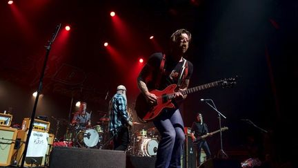 &nbsp; (Les Eagles of Death Metal sur la scène de l'Olympia © REUTERS)