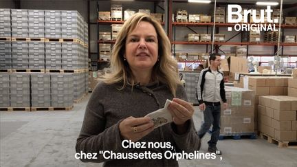 Dans sa boutique "Chaussettes Orphelines" à Paris, Marcia de Carvalho propose des vêtements conçus à partir de fil 100 % recyclé. Brut l'a rencontrée. (BRUT)