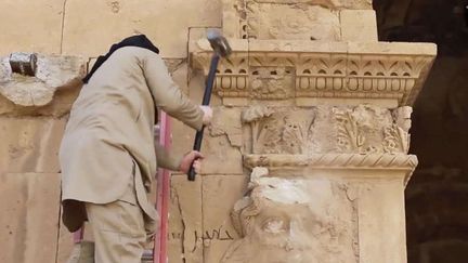 Un jihadiste détruit à coups de masse les bas-reliefs d'un monument de la ville antique d'Hatra en Irak, le 3 avril 2015.
 (Uncredited/AP/SIPA )