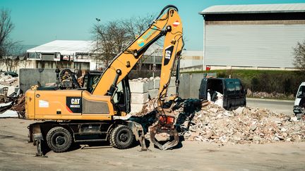 Un engin de chantier, à Toulouse, le 2 septembre 2023. (ADRIEN NOWAK / HANS LUCAS / AFP)