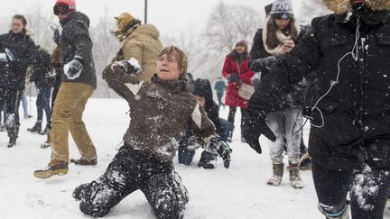 Une bataille de boules de neige à Boston aux Etats-Unis, le 9 février 2017. (photo d'illustration)&nbsp; (SCOTT EISEN / GETTY IMAGES NORTH AMERICA / AFP)