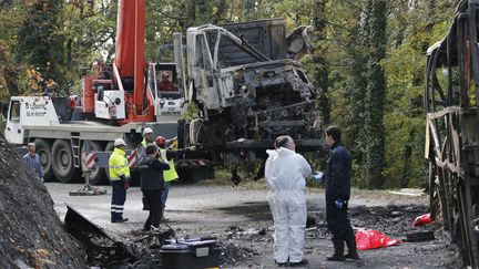 &nbsp; (Les carcasses du camion et l'autocar impliqués dans l'accident survenu vendredi à Puisseguin (Gironde) ont été dégagés de la route lundi matin. © Reuters)