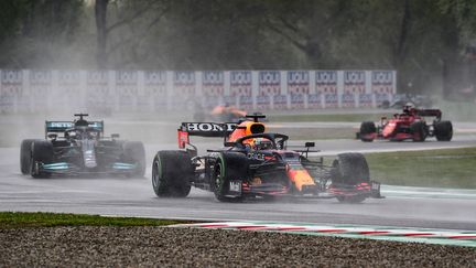 Max Verstappen devant Lewis Hamilton sur le Grand Prix d'Emilie Romagne, dimanche 18 avril. (MIGUEL MEDINA / AFP)