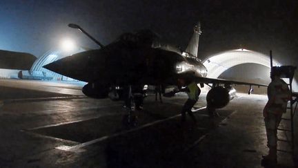 Capture d'&eacute;cran d'une vid&eacute;o de l'arm&eacute;e fran&ccedil;aise montrant un Mirage 2000 sur la base de N'Djamena au Tchad, avant son d&eacute;part pour le Malo, dans la nuit du 11 au 12 janvier 2012. (ECPAD / AFP)