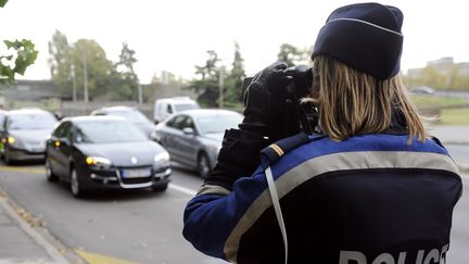 Une polici&egrave;re effectue un contr&ocirc;le &agrave; l'aide d'un radar, sur les quais de Bordeaux (Gironde), le 29 octobre 2011. (JEAN-PIERRE MULLER / AFP)