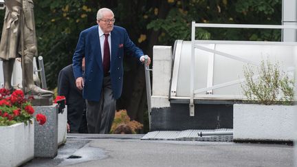 Jean-Marie Le Pen arrive au si&egrave;ge du Front national, le 20 ao&ucirc;t 2015, &agrave; Nanterre (Hauts-de-Seine). (ZIHNIOGLU KAMIL/SIPA)