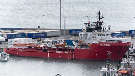 Le navire "Ocean Viking" de l'ONG humanitaire SOS Méditerranée, le dans le port de Salerne (Italie). (ELIANO IMPERATO / CONTROLUCE VIA AFP)