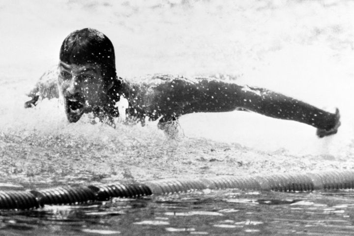 Mark Spitz lors de sa victoire en finale du 200m papillon lors des JO de 1972 à Munich. Le nageur américain y remportera 7 médailles d'or. (EPU / AFP)