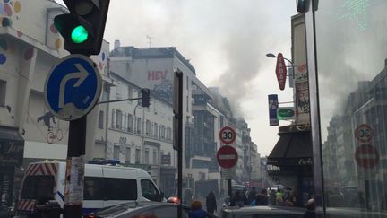 L'incendie s'est déclaré au&nbsp;26 rue de Ménilmontant dans le XXe arrondissement de Paris, le&nbsp;22 février 2016. (ELSA GAUFFIER)