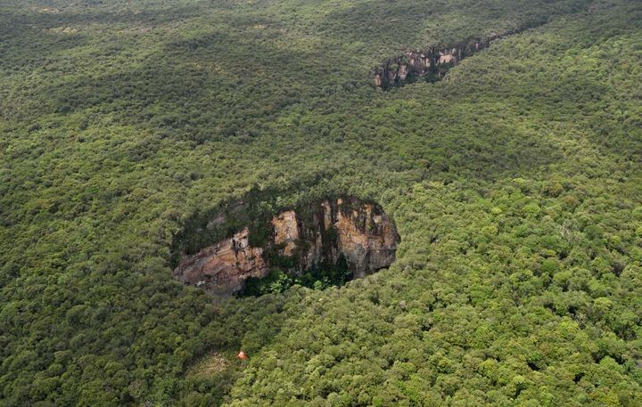 Arrivée par les airs, sur le toit du Sarisariñama. ce gouffre profond de 248 mètres, n'a été exploré qu'en 1976. (Géo/ Robbie SHONE)