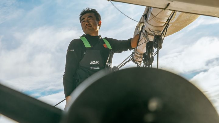 Le skippeur Jingkun Xu à la barre de son bateau, le 19 septembre 2023. (XU JINGKUN RACING TEAM / ALEA)